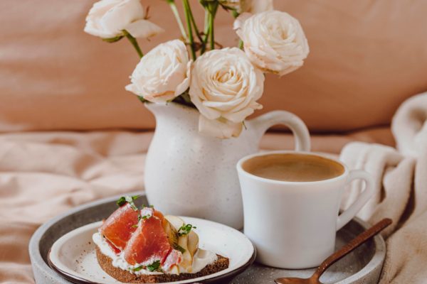 caffe-del-mattino-sul-vassoio-con-pompelmo-e-panino